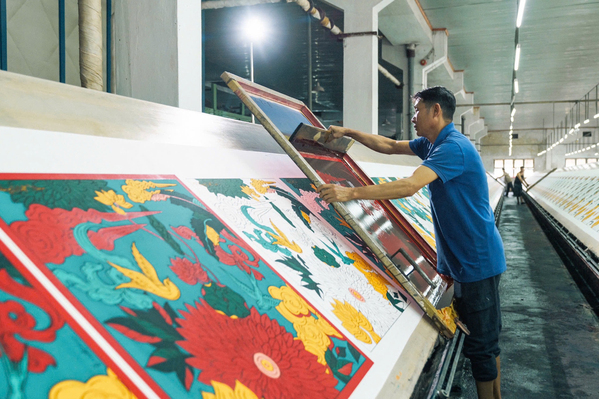 Phương pháp in lưới thủ công – tinh hoa nghề lụa Bảo Lộc