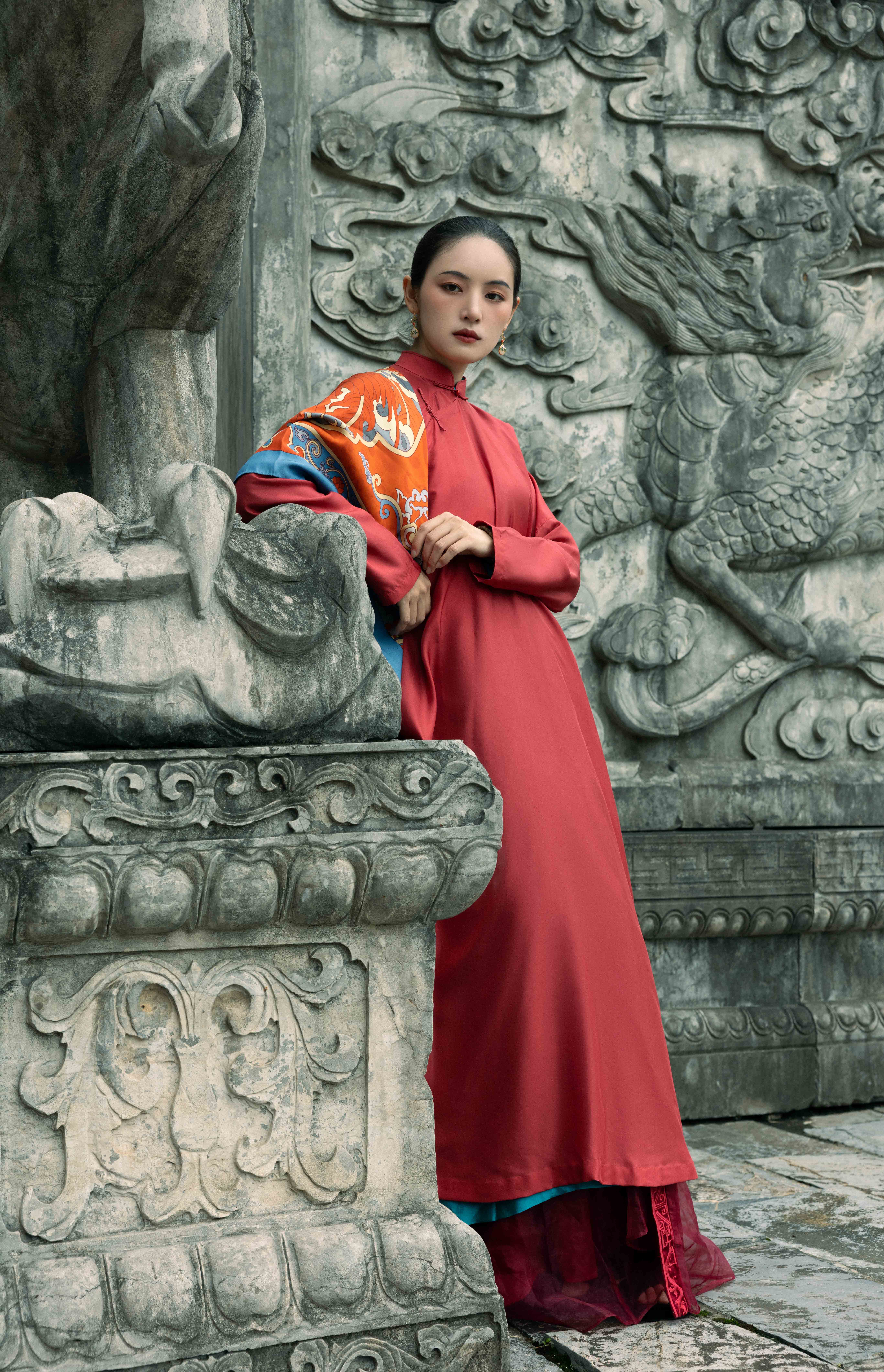 Khăn lụa gắn liền với chi tiết truyền thống