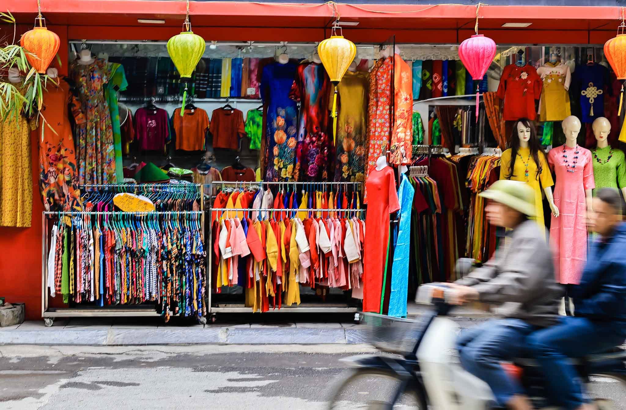 Khăn lụa trưng bày ở ngoài trời