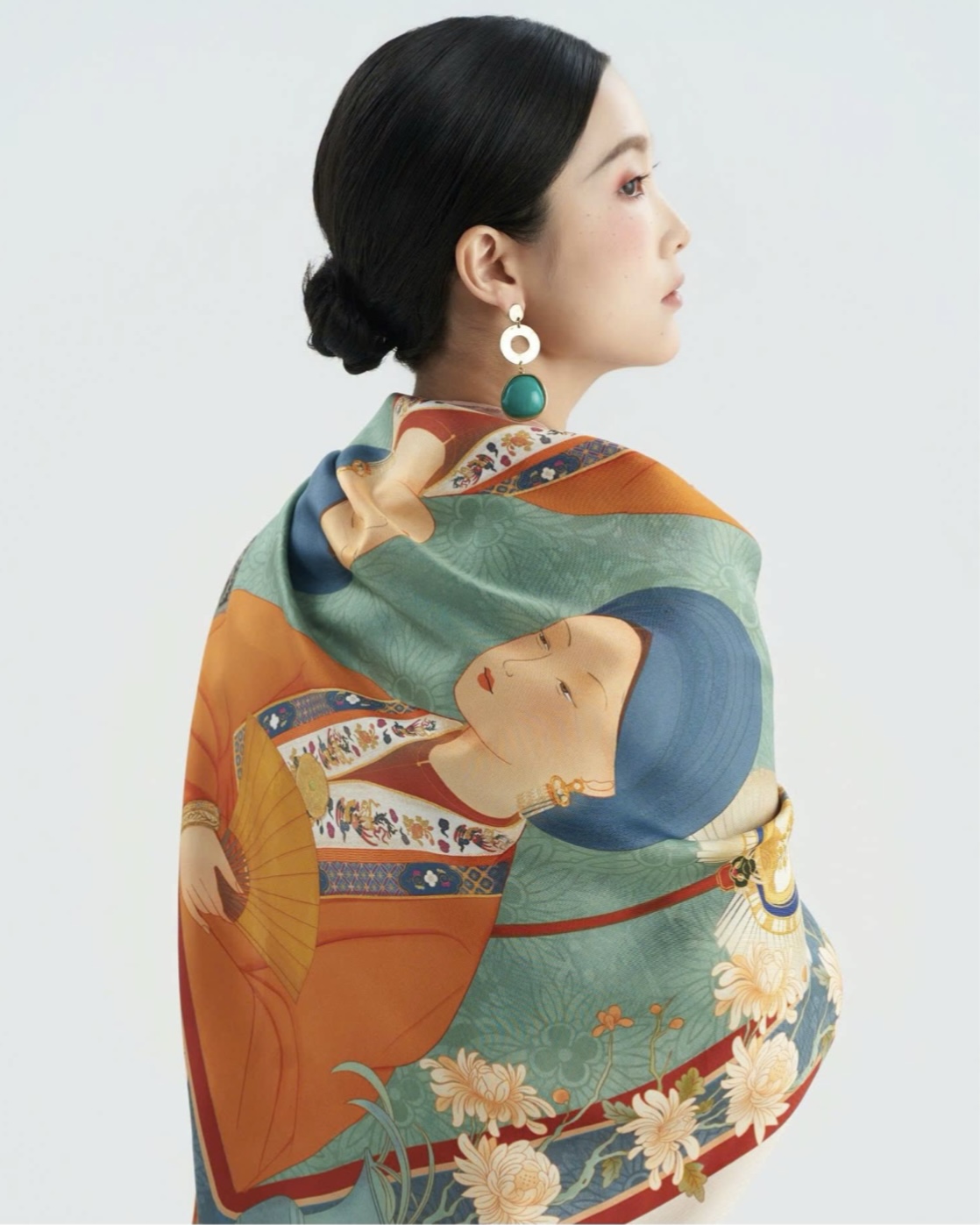 Khăn lụa Tơ Vàng mang ý nghĩa văn hóa