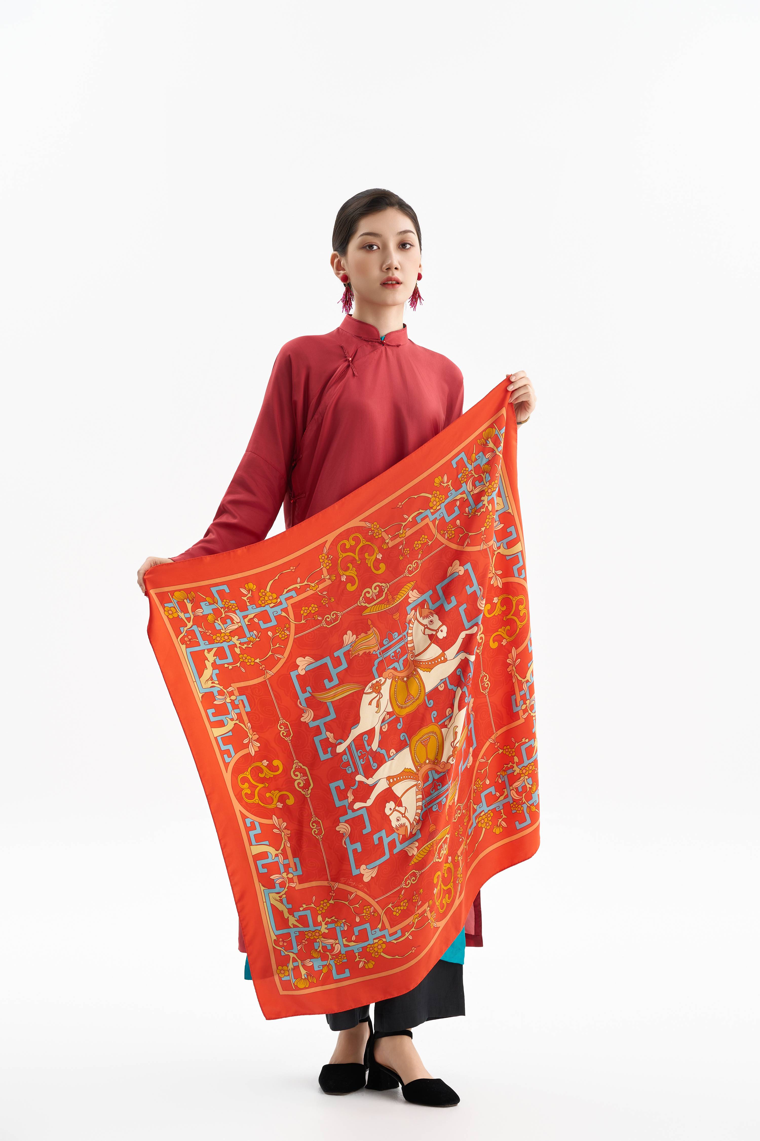 Khăn lụa Cát Mã Hí Mai Hoa/ Đỏ Xuân/ Size 90x90