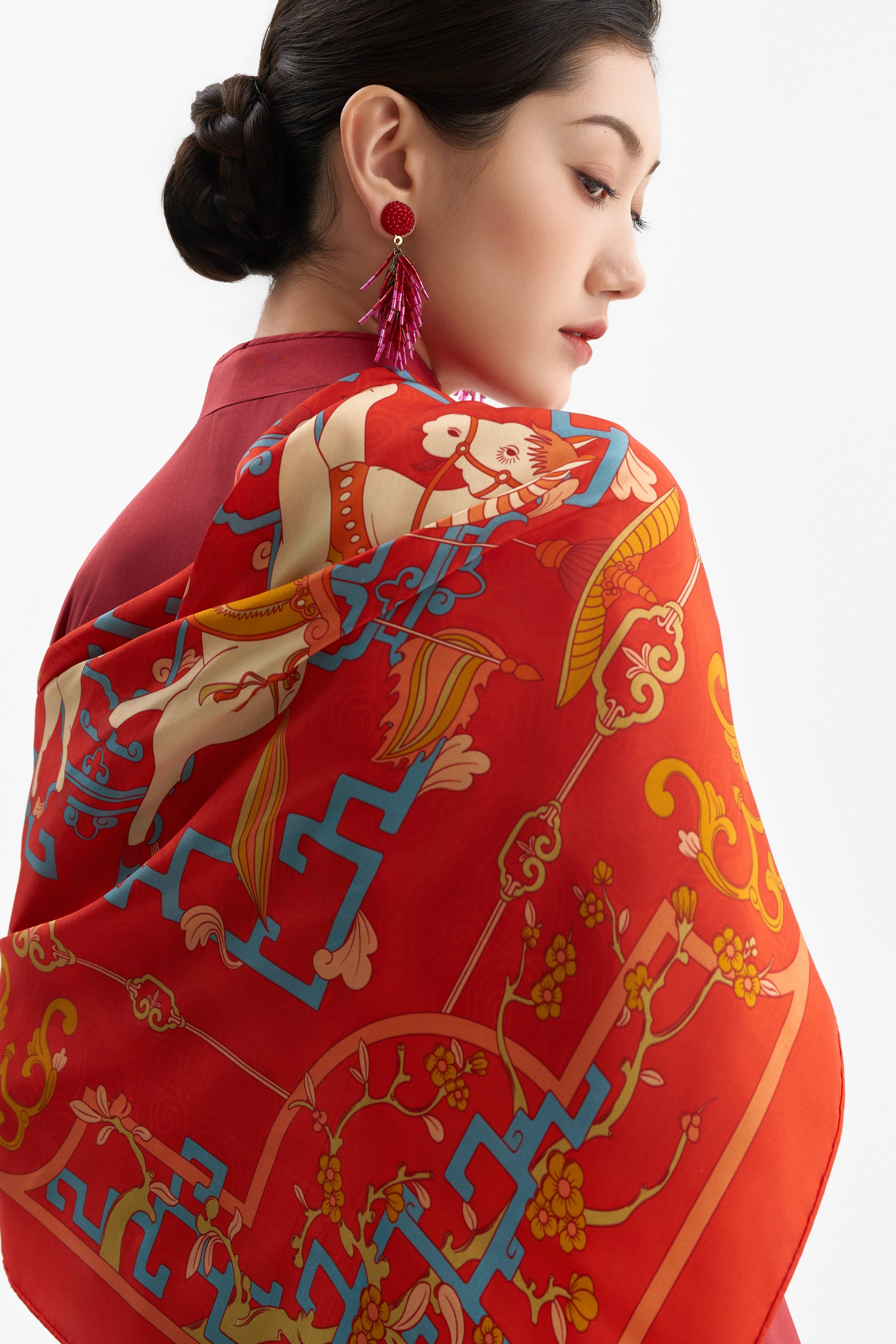 Khăn lụa Cát Mã Hí Mai Hoa/ Đỏ Xuân/ Size 90x90