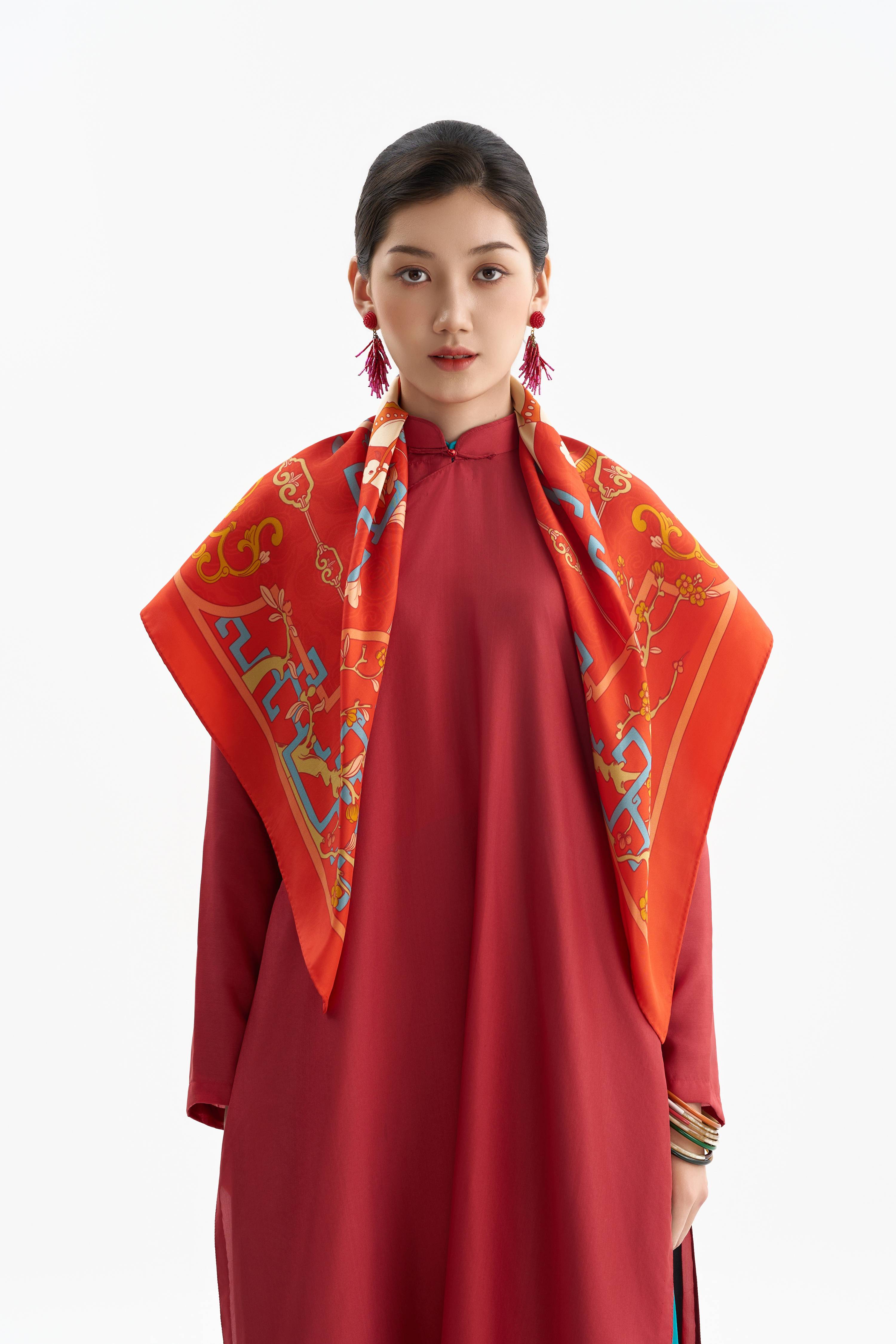 Khăn lụa Cát Mã Hí Mai Hoa/ Đỏ Xuân/ Size 90x90